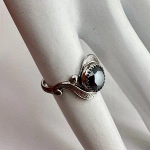 Anillo delicado con detalle de pergamino de hematita facetada de plata de ley 925 vintage talla 5,75 - Imagen 1 de 6