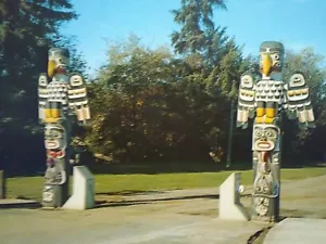 VINTAGE POST CARD TOTEM POLES ENTRANCE LEWIS PARK COURTENAY, B.C. - Picture 1 of 10