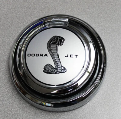 ¡Nuevo!  Ford Mustang Pop 1967-1970 tapa de gasolina abierta con emblema Cobra Jet plateado Foto 1 de 4