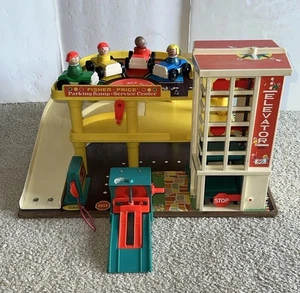 Vintage Fisher Price Little People #930 Parkrampe Service Center Garage Holz - Bild 1 von 15