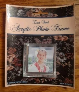 VINTAGE MINI EASEL STAND ACRYLIC PHOTO FRAME - Square 2 1/4" x 2 1/4" - Picture 1 of 3