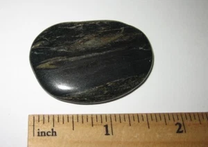 1.75" RARE TUMBLED POLISHED FLAT 'ISUA STONE' PALM STONE MINERAL GREENLAND 22.3g - Picture 1 of 4