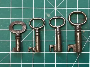 Three small antique vintage hollow cupboard / drawer / box keys - Picture 1 of 2