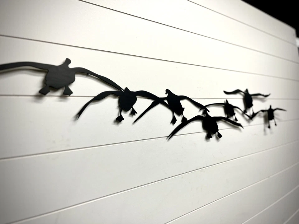 Arte de pared de gansos entrantes de Canadá bandada de metal de 48 pulgadas - acero negro mate Foto 1 de 2