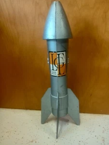 Banco de monedas mecánico de colección 1957 Astro Mfg Berzac cohete nave espacial publicidad - Imagen 1 de 9