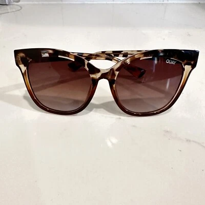 Óculos de sol Quay It's Its My Way armação de tartaruga tamanho grande olho de gato marrom lente em excelente estado usado - Imagem 1 de 4