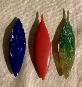3 TATTING SHUTTLES Celluloid 1 Red + 2 Marbleized COLORFUL Vintage Sewing - Foto 1 di 3
