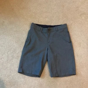 NIKE JUGEND MEDIUM KINDER GOLFSHORTS, EINFARBIG GRAU, VERSTELLBARER BUND, VIER TASCHEN - Bild 1 von 3