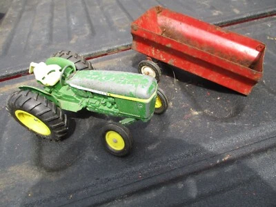 Remolque de juguete John Deere de metal vintage de 8" de largo y rojo Foto 1 de 3