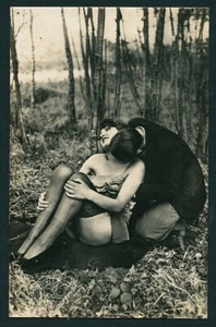 French 1925 RISQUE Couple Posed OUTDOORS Ostra Studio LEGS Stockings HIGH HEELS - Picture 1 of 1
