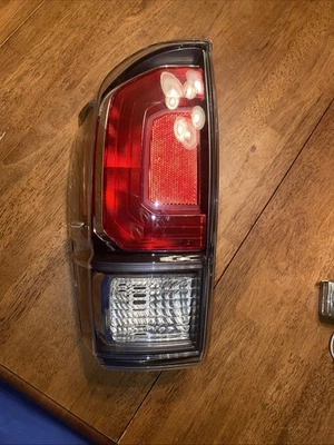 2021 OEM Toyota Tacoma TRD lanterna traseira off-road motoristas traseira lateral - Imagem 1 de 4