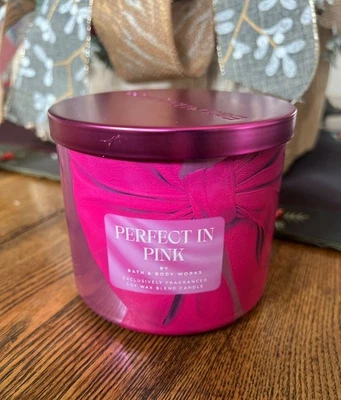 Vela de 3 mechas Bath & Body Works Perfect in Pink tarro floral de 14,5 oz  Foto 1 de 4
