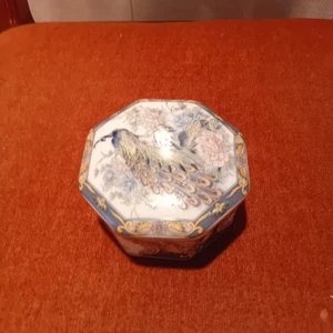 Plato de baratija de cerámica hexagonal de pavo real decorativo con tapa - 8 cm de ancho - Bueno. - Imagen 1 de 2