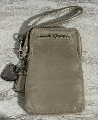 蔻驰🤍罂粟花金属手机钱包心形饰品二手状况完好 — 第 1/4 张图片