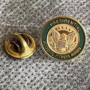 Prendedor de solapa verde vintage del Premio Académico Presidencial de Fitness - Imagen 1 de 9