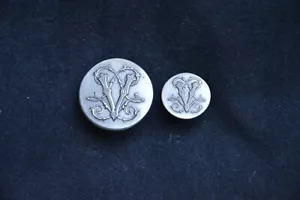 2 BOUTONS DE LIVREE-ARGENTES AVEC MONOGRAMMES -XIX° SIECLE - Imagen 1 de 2