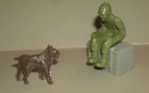 Soldatino scala 1/32 con cane doberman e cassa (3pz) verde esercito uomo accessori - Foto 1 di 6