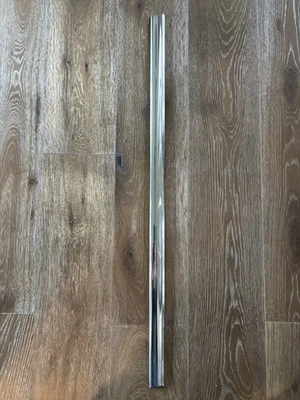 Chevy Biscayne 1958 4 puertas moldura puerta izquierda GM 37,5"" nuevo de Lote Antiguo Foto 1 de 4