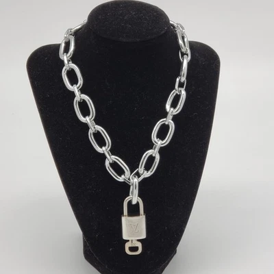 Auténtico collar de cadena Louis Vuitton con cerradura y llave enchapada en plata sin marca Foto 1 de 4