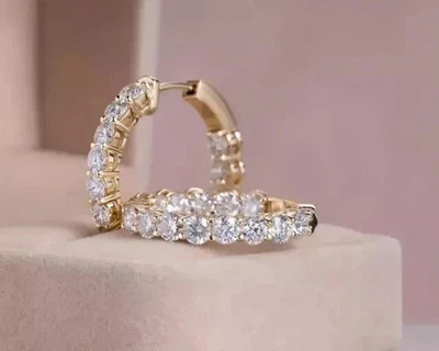 Pendientes de aro Huggie redondos de diamantes creados en laboratorio de 3 quilates de oro amarillo de 14 k para mujer Foto 1 de 3