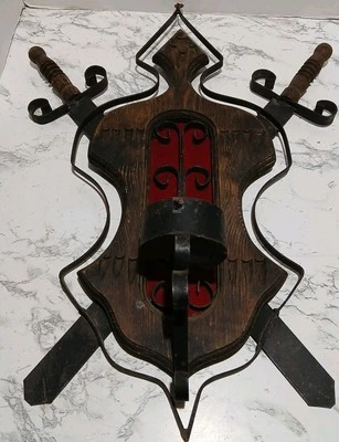 Espadas de pergamino de metal gótico medieval vintage sobre madera con luz de vela  Foto 1 de 4