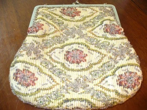 Gefütterte Perlen Blumen Gobelin Clutch mit Silber Akzent Perlen (Hongkong) - Bild 1 von 8