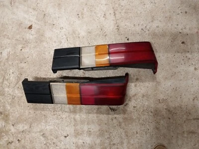 81 82 83 84 85 Juego de luces traseras izquierda derecha Ford Escort 4 puertas OEM BONITO Foto 1 de 4