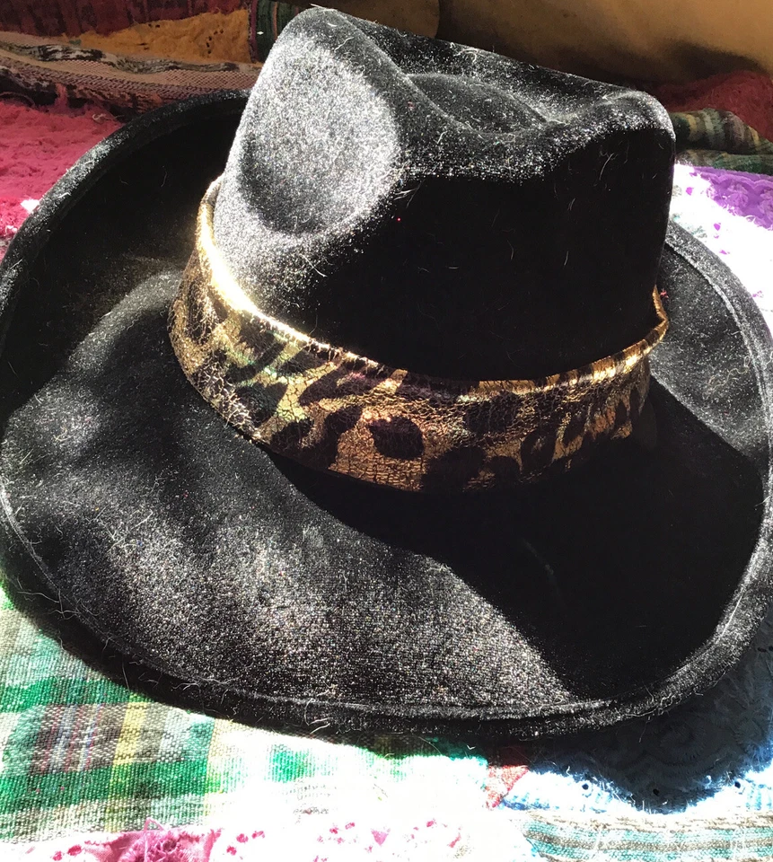 Sombrero de terciopelo negro Elope con envoltura de banda negra/bronceada/flexible con ala flexible. Halloween Foto 1 de 4