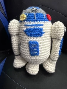 Figurina R2D2 fatta a mano all'uncinetto - Foto 1 di 3