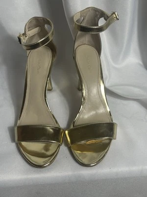"Sandalias Calvin Klein doradas brillantes para mujer talla 9,5 con correa al tobillo tacón de 4""" Foto 1 de 4
