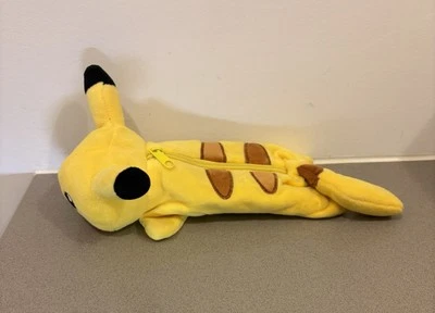 Estuche para lápices de peluche Takara Tomy Pokemon Pikachu con cremallera Foto 1 de 4