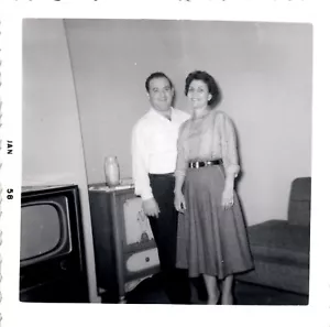 Vintage gefundenes Foto 1958 schöne Paarpose von Retro Fernseher TV offenes Lächeln - Bild 1 von 2