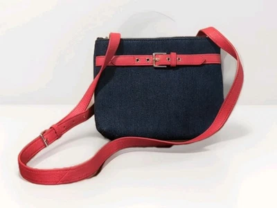 Cartera cruzada Talbots de mezclilla y cuero rojo con acento de hebilla *Ambiente de colección*... Foto 1 de 4