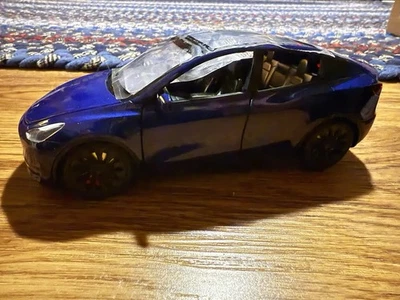 1:24 Tesla Model Y Diecast With Simulated Sound And Light, Pull Back - Image 1 of 4