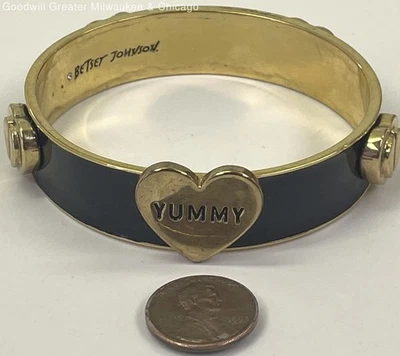 Pulseira Betsey Johnson Gold-Tone esmalte preto delicioso coração 51g - Imagem 1 de 3