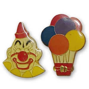 Juego de 2 prendedores de solapa dorada esmaltados coloridos de mediados de siglo de payaso y globos vintage - Imagen 1 de 3