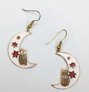 Pendientes Cloisonne Vintage Tono Dorado Gatos sobre Luna Media Luna Blanca 2" - Imagen 1 de 6