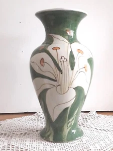 Vintage Green Vase with White Lily Motif - Picture 1 of 7