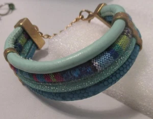 Armreif Manschette Armband Stoff Röhren goldfarbene Akzente Karabinerverschluss 1" x 7-8" - Bild 1 von 3