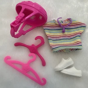 Top a Rayas, Zapatos Tenis y Casco Barbie Muñeca Ropa Accesorios Lote - Imagen 1 de 6