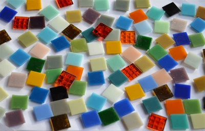 100 St. Glas Mosaiksteine 2x2 cm Buntmix in ca. 30 Farben ca. 290g.