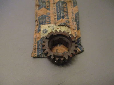 NOS Yamaha OEM 5th Wheel Gear 23T 1975-1976 DT250 DT400 1975 MX400 498-17251-00 - Image 1 of 2