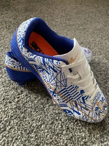Junior Football Boots FG Size 2.5uk/ EU 35 Brand New Never Worn - Picture 1 of 3