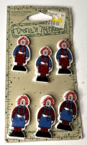 Trena's Schmuckstücke Raggedy Ann/Andy 2-Loch flache Knöpfe (6) neu auf Karte - Bild 1 von 3