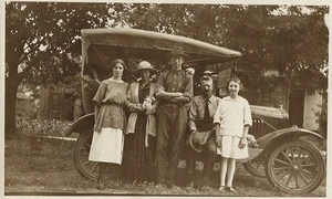RETRATO DE UNA FAMILIA Y SU AUTOMÓVIL (FOTOGRAFÍA VINTAGE) - Imagen 1 de 2