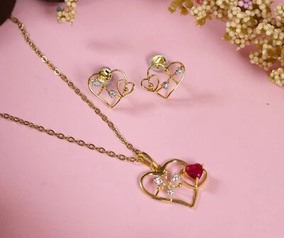 Juego de pendientes y colgantes minimalistas de oro amarillo de 18 quilates | Acentos de diamantes | 0,11 quilates Foto 1 de 4