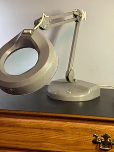 LUXO lente di ingrandimento lampada vintage base PESANTE braccio oscillante gioielli disegno modellismo costruzione - Foto 1 di 7