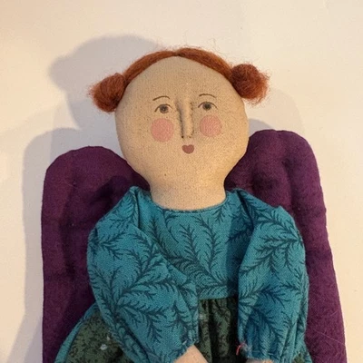 Muñeca ángel primitiva de tela hecha a mano alas púrpuras corazón encanto arte popular rústico Foto 1 de 4