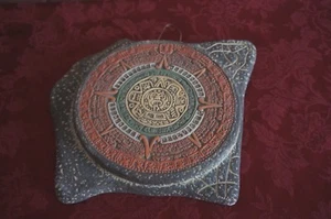 DOS MANOS TERRA COTTA AZTEC CALENDAR WALL PLAQUE - Imagen 1 de 3