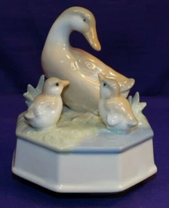 VINTAGE GLAZED OTAGIRI MUSIC BOX MAMMA DUCK & 2 DUCKLINGS PLAYS LOVE STORY - Picture 1 of 6